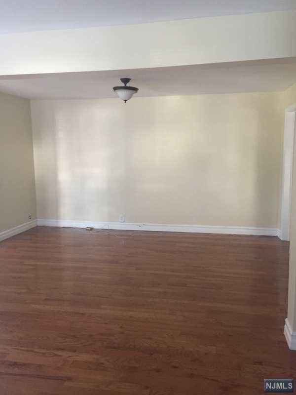 Building Photo - 544 Linden Ave