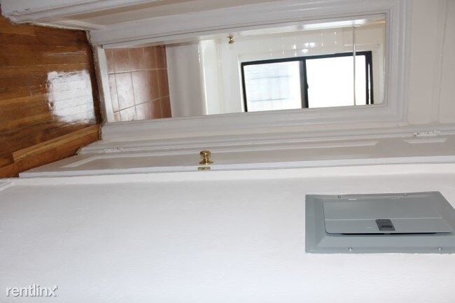 Foto del edificio - 1 br, 1 bath  - 2301 Creston Ave 3A