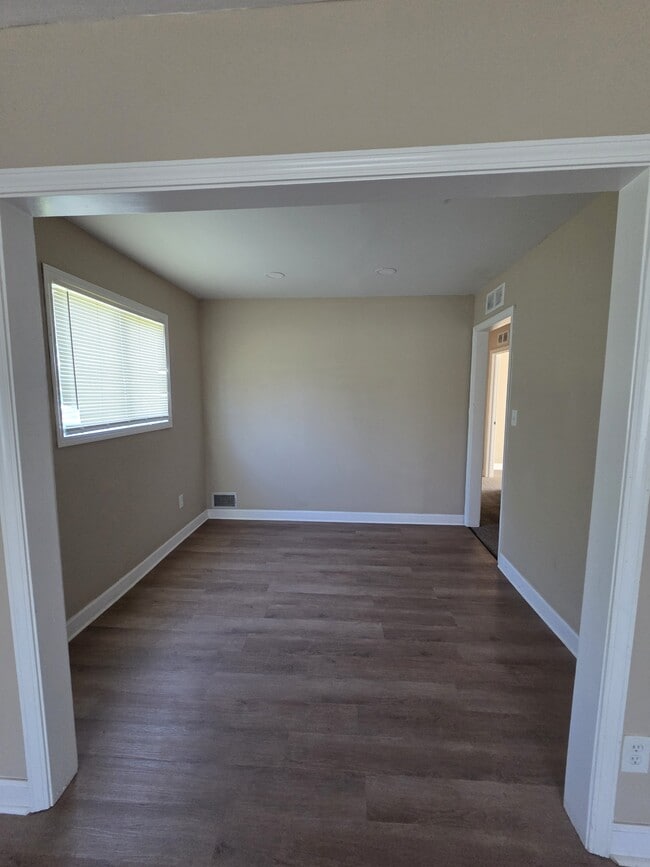 Building Photo - 16136 Log Cabin St