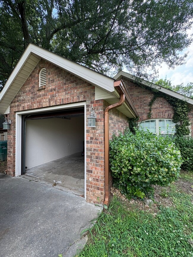Building Photo - 605 N Maple St