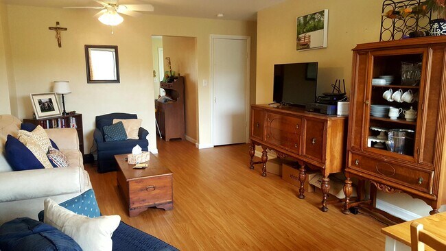 Living room - 943 Sheffield Avenue