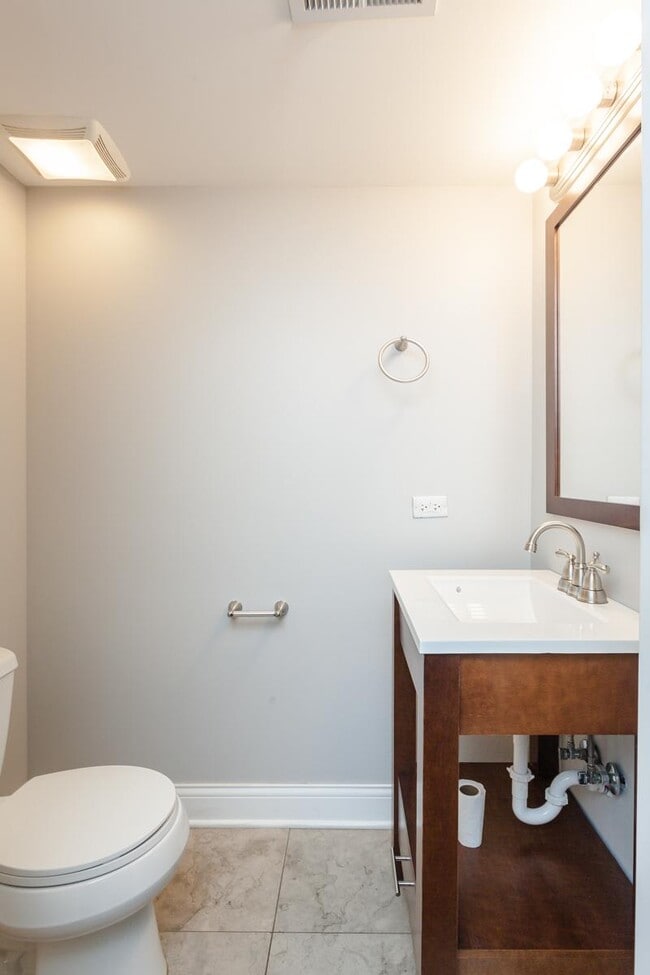 Building Photo - 3 bedroom in Chicago IL 60642