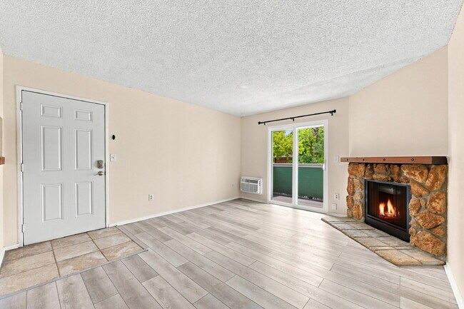Foto del edificio - $1,440.95 with $300 off the first month's rent, 2 Beds - 1 Bath, Condoi in Aurora with Wall A/C!