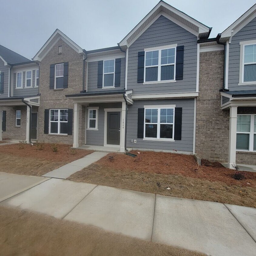 Foto principal - 3BR/2BA Townhouse located in Odell Corners...
