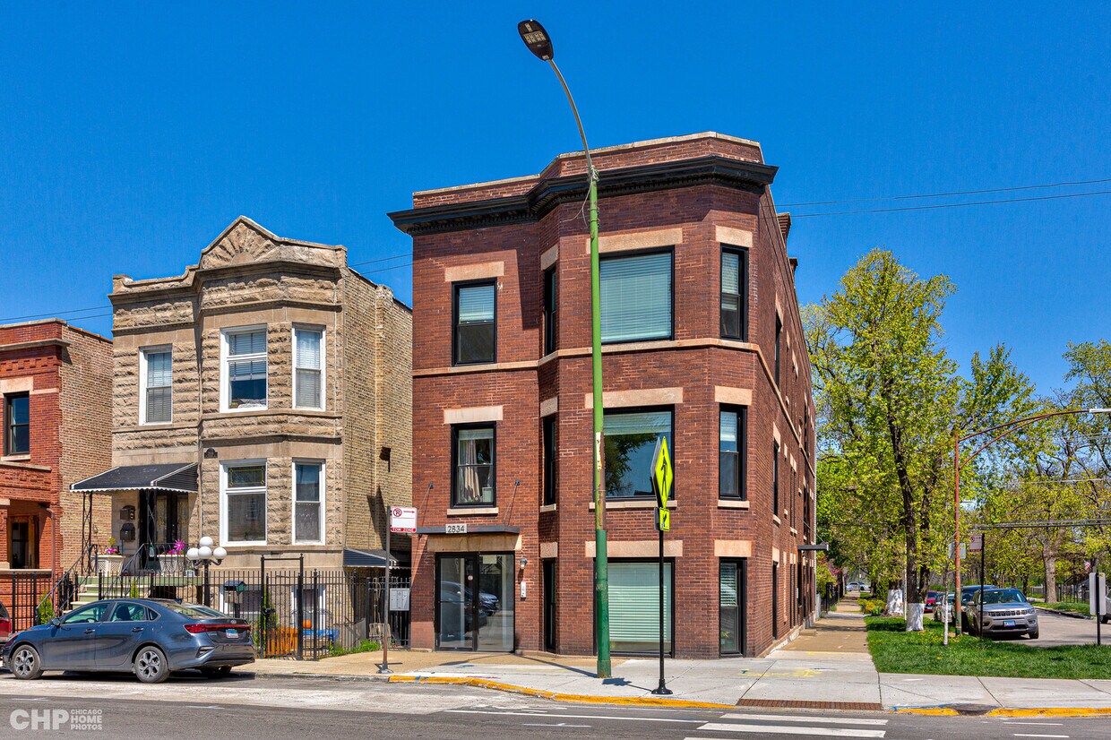 Primary Photo - 2806 N Mozart St