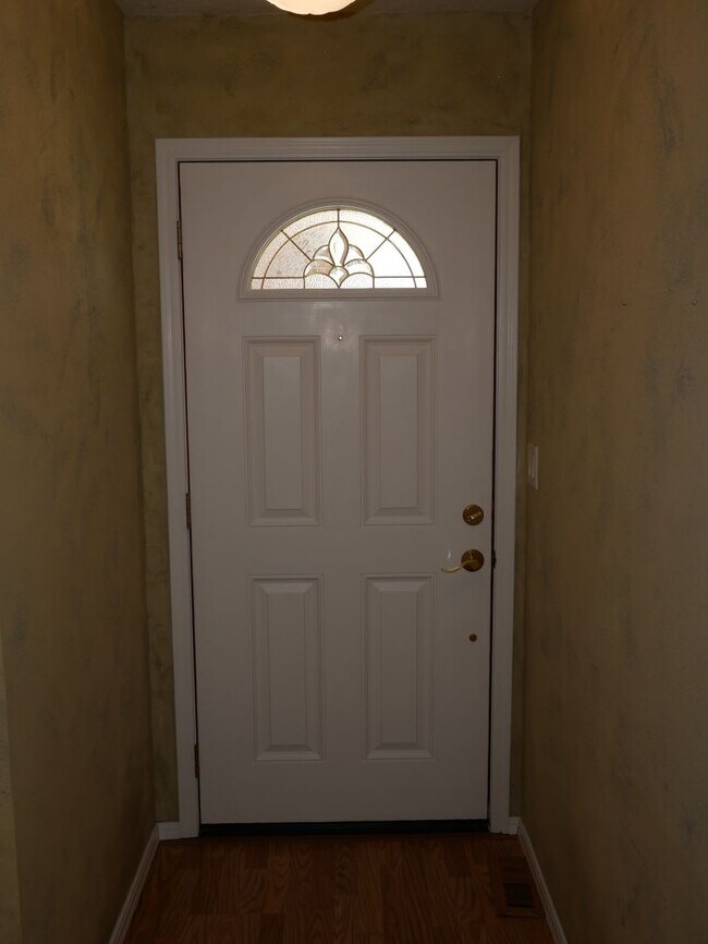 Building Photo - (3) Bed/(2) Bath East Norman. Custom Updat...