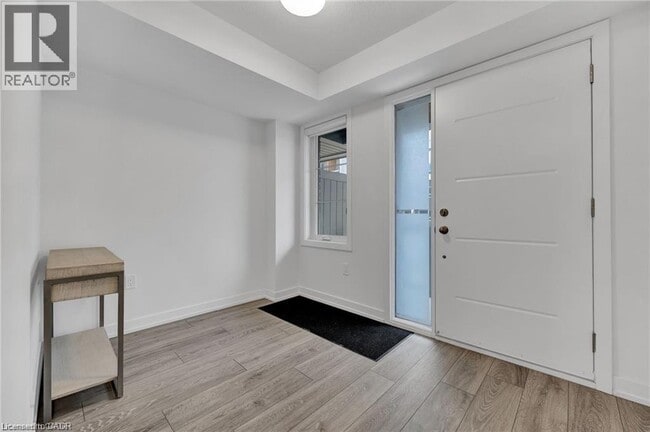 Building Photo - 211 W Oak Trl