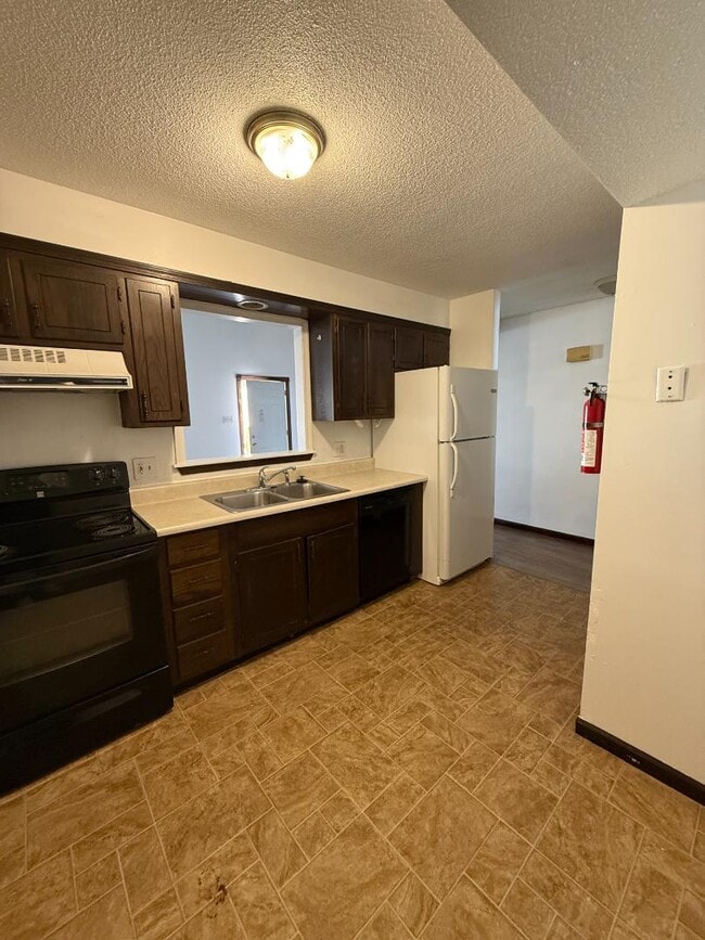 Building Photo - 2305 Southridge Dr