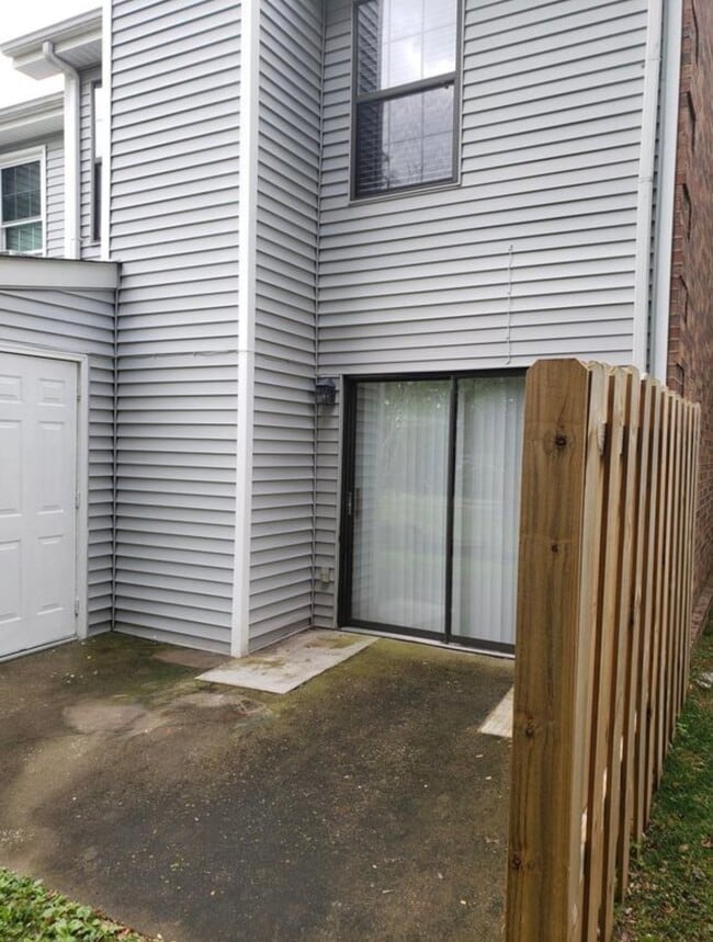 Building Photo - 445 Claircrest Dr