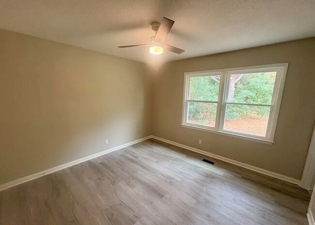 Building Photo - NEW LISTING!!!!!