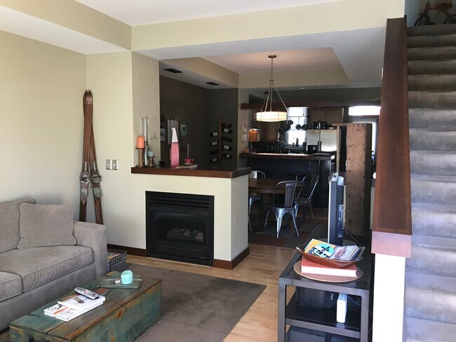Building Photo - Lovely NOBO Townhouse in Desirable Holiday...