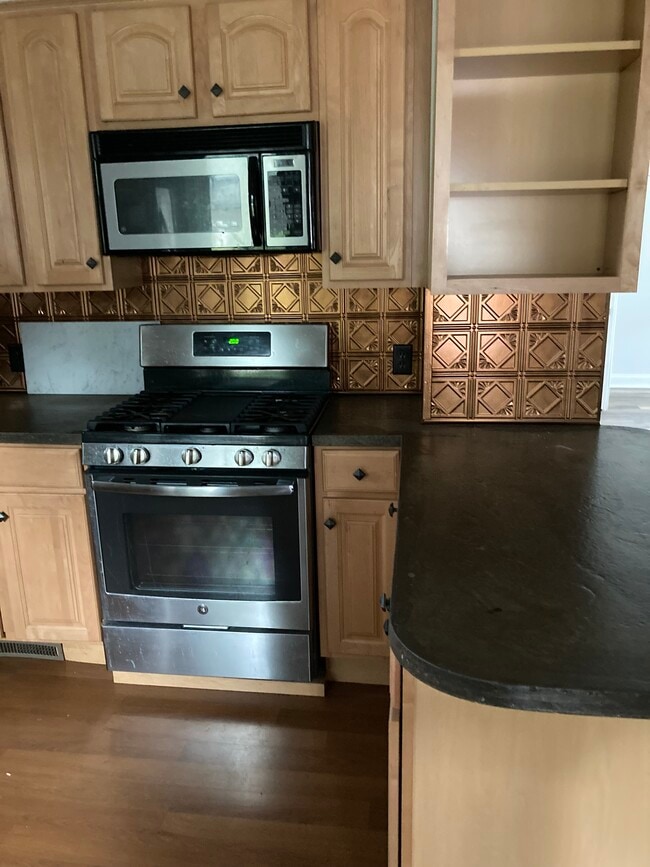 Building Photo - 70 Greenwood Ave