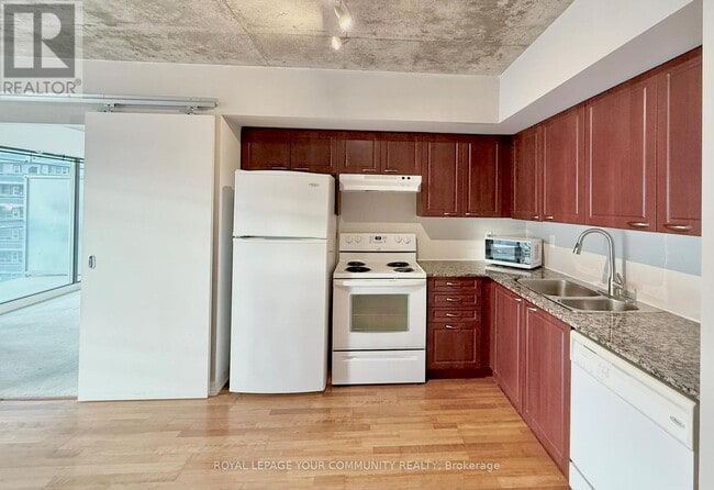 Building Photo - 22 Wellesley St E