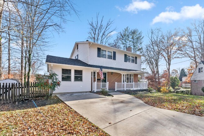 Foto del edificio - Welcome to this fantastic Colonial home, nestled in a quiet cul-de-sac and featuring an optional ...