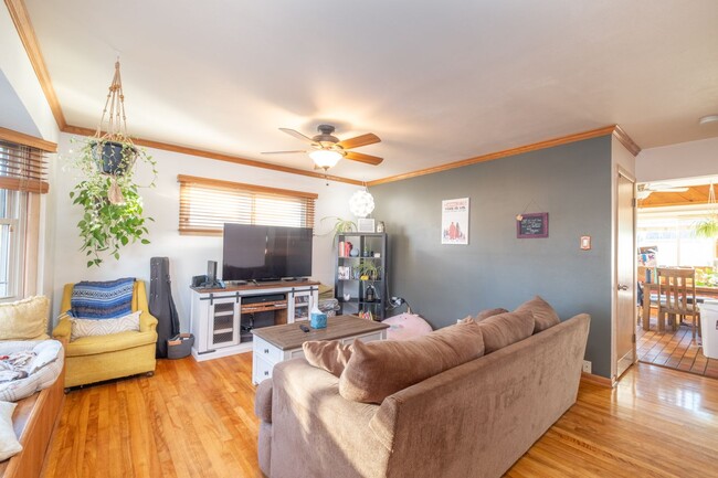 Building Photo - APPLY NOW! Cozy Single Family Home in Milw...