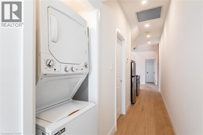 Building Photo - 113 Catharine St N