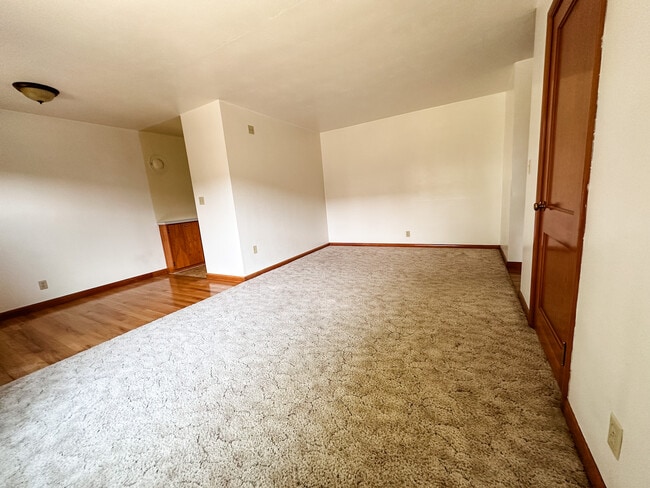 Sala de estar con armario para abrigos - Brentwood Apartments