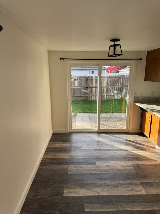 Building Photo - 754 Edgemont Way