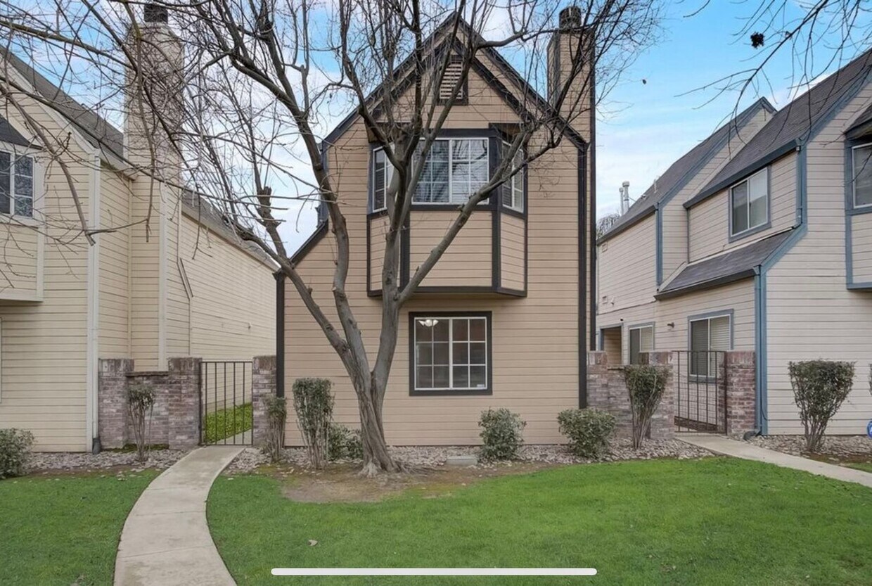 Primary Photo - Exceptional Home With Solar, Spa & Communi...
