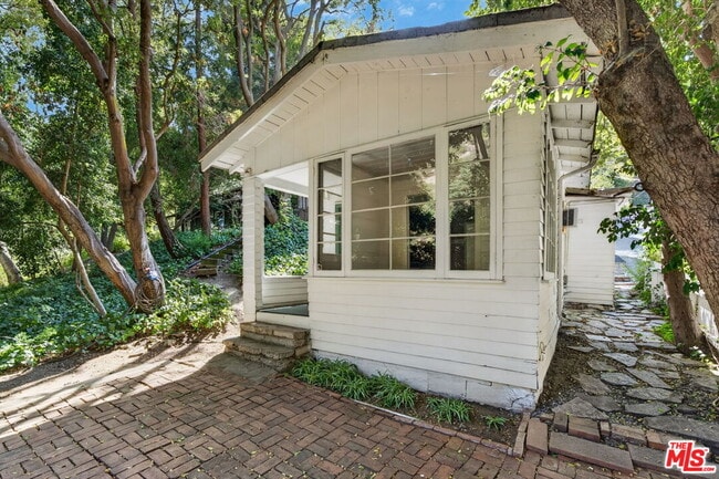 Building Photo - 1723 N Beverly Glen Blvd