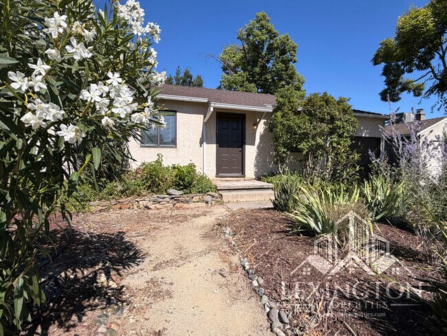Building Photo - Beautifully, Updated 3BD/1.5BA Sacramento Home – Available Now!