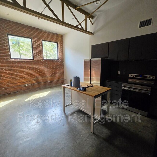 Building Photo - 136 E Cypress St