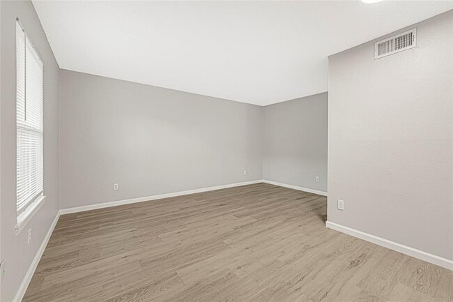 Building Photo - 107 E Willowick Ave