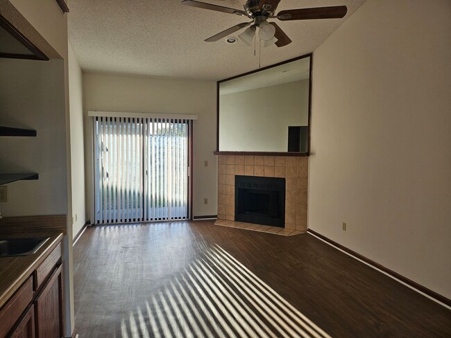 Foto del edificio - $1200 - Jefferson Square - Move in Special