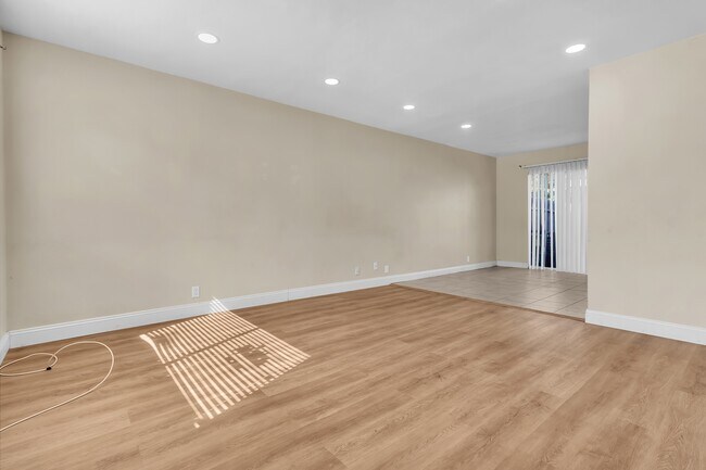 Building Photo - 349 N Eucalyptus Ave