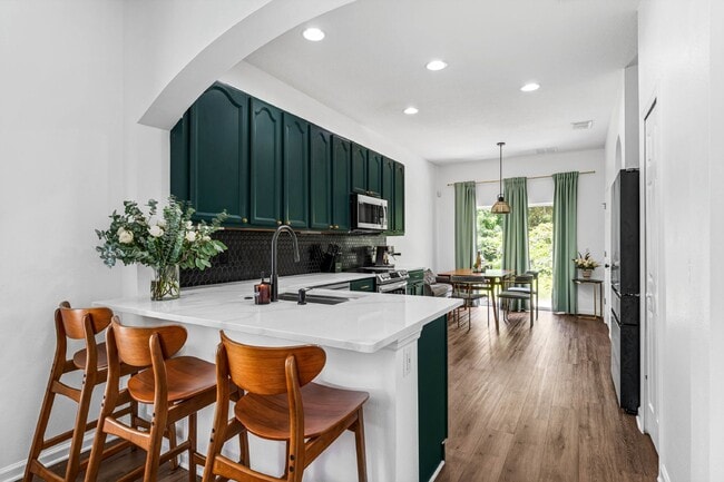 Building Photo - End-unit Townhome in Desirable Moss Park C...