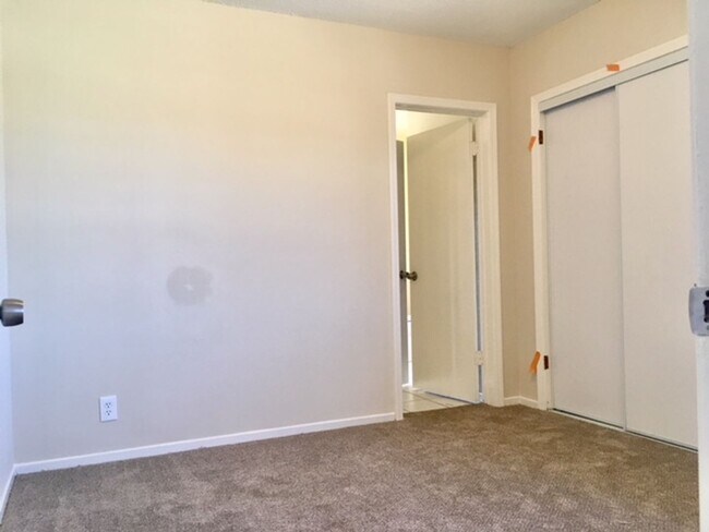 Building Photo - 4 Bed 2 Bath Home with Family Room