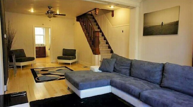 Foto del edificio - Stunning 4-Bedroom Townhouse in the Heart of Manayunk! Available NOW!