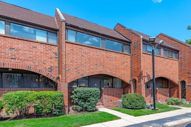 Building Photo - 901 S Racine Ave