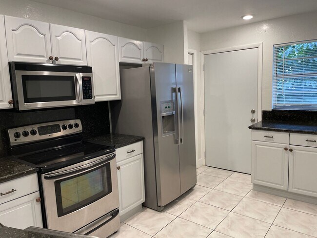 Building Photo - 2 Bedroom Condo in Jade Winds - North Miam...
