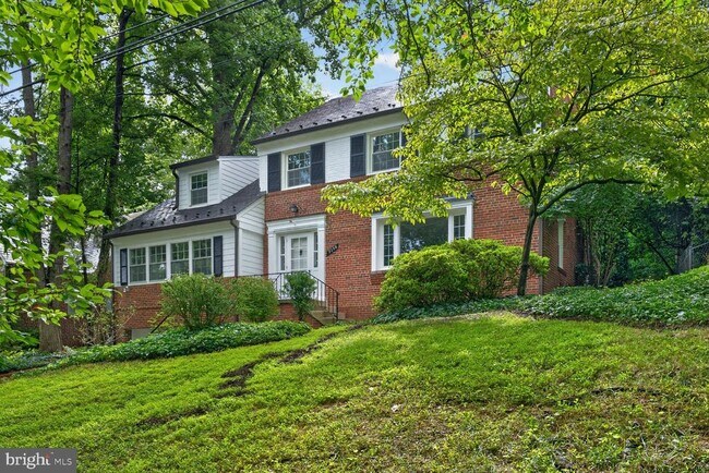 Foto del edificio - 7215 Rollingwood Dr
