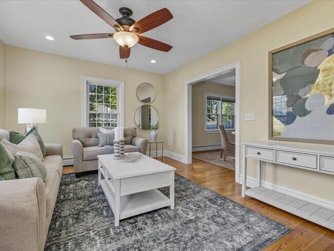 Foto del edificio - 217 Huntington Rd