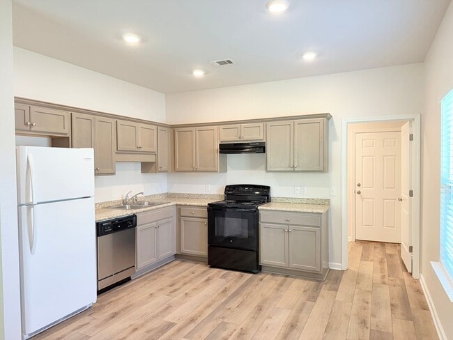 Building Photo - Charming 2 Bed/2 Bath Duplex