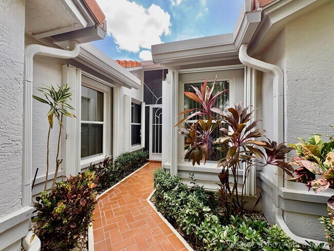 Building Photo - 7702 Majestic Palm Dr