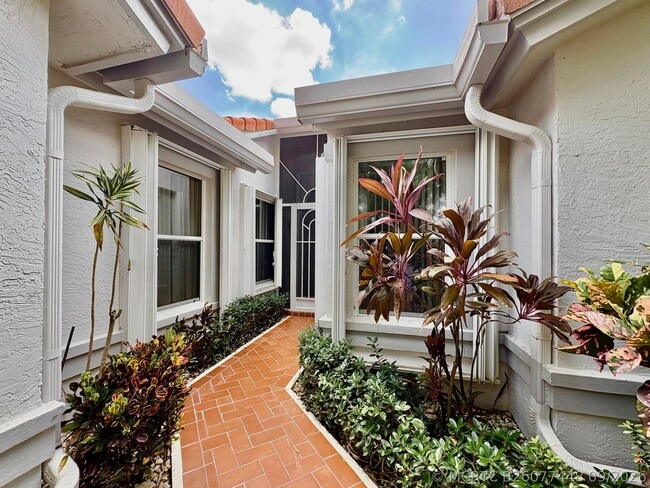 Foto del edificio - 7702 Majestic Palm Dr