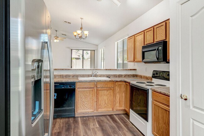 Foto del edificio - OPEN, SPACIOUS 3 BEDROOM, 2 BATH HOME WITH...
