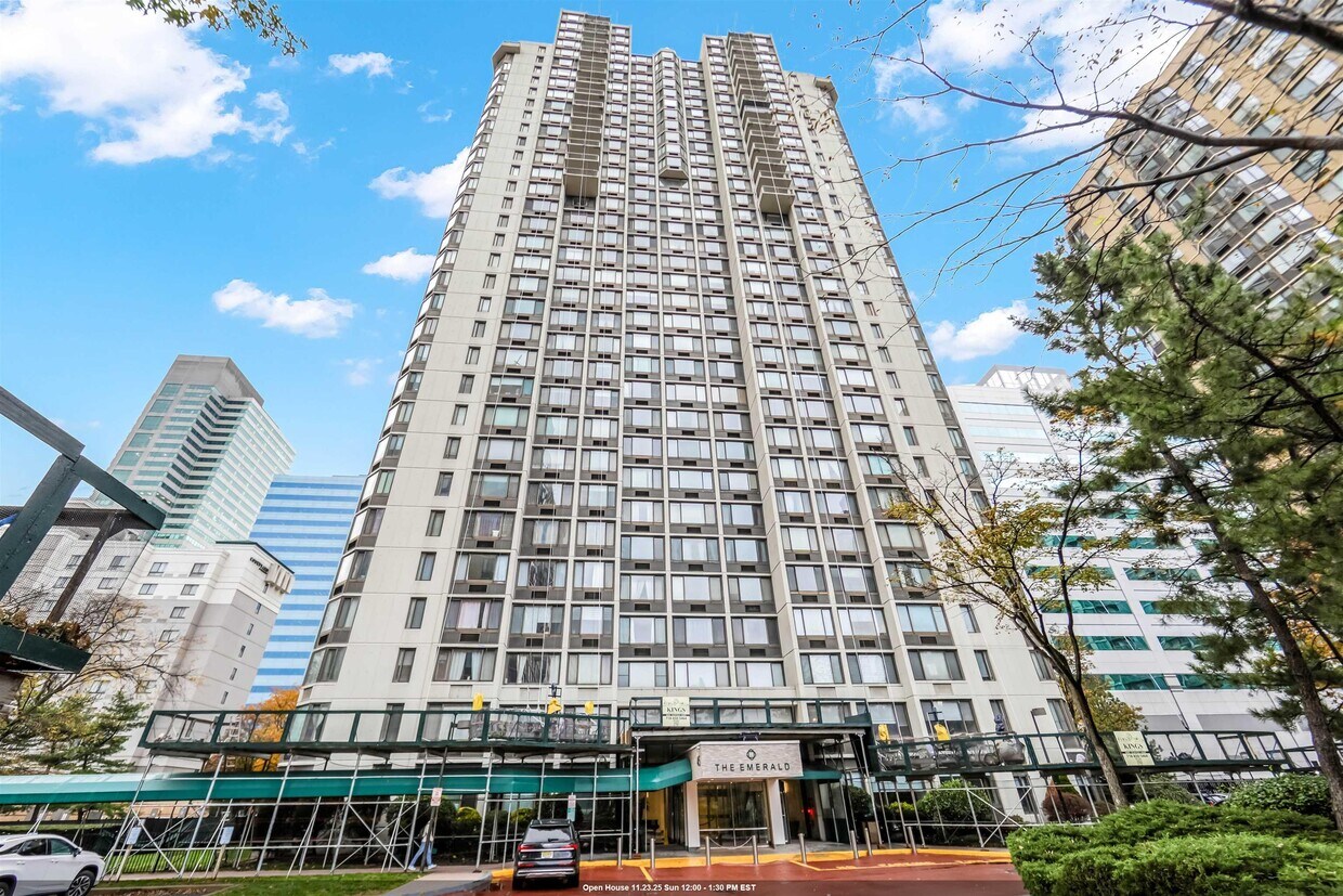 Foto principal - 45 River Dr S