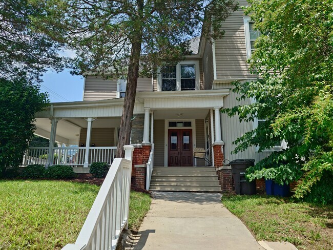 Building Photo - 301 N Spring St