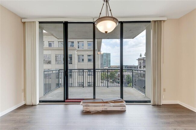 Foto del edificio - 3040 Peachtree Rd NW