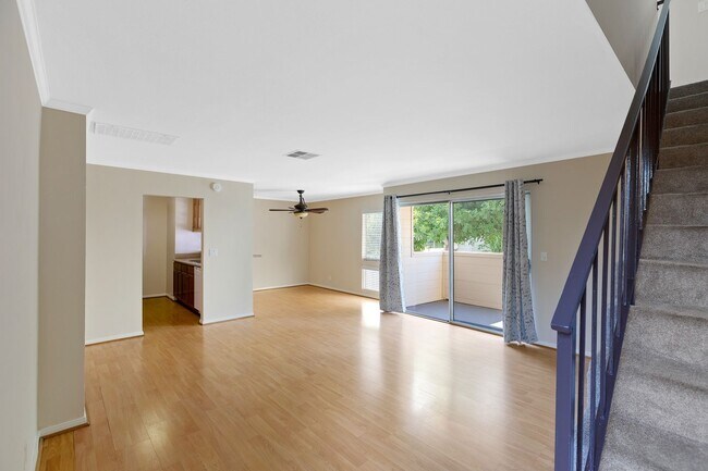 Foto del edificio - Excellent 1 Br 1Ba with Den in a Well Kept...