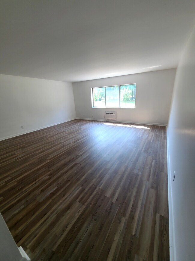 Living room - 3939 Market Ave N
