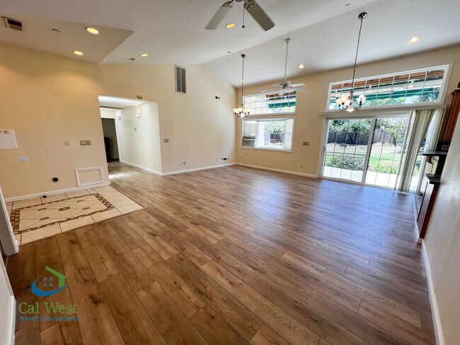 Foto del edificio - $5800 - Spacious 5 Beds 4 baths with large...
