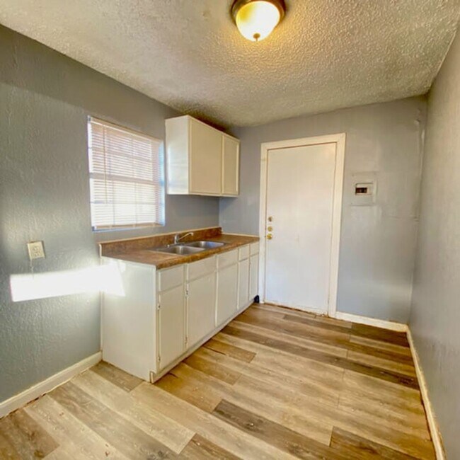 Foto del edificio - Handyman Special $0 First Month's Rent / $0 Deposit at move-in “You fix, you SAVE BIG!!” Contact ...