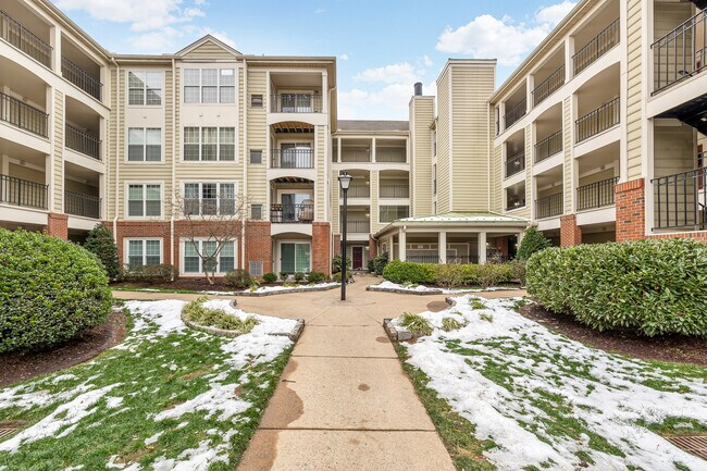 Foto del edificio - 1100 Quaker Hill Dr