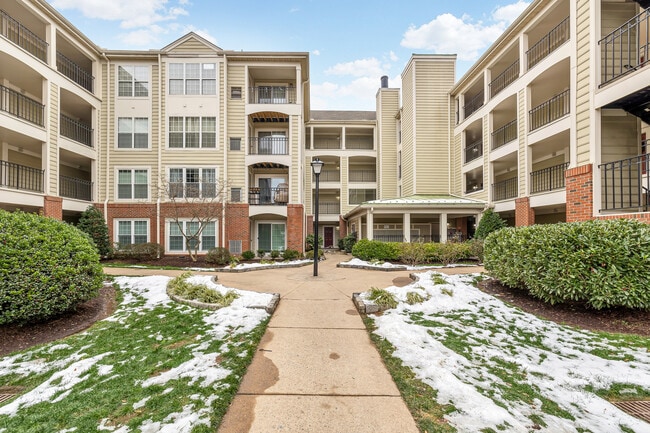 Building Photo - 1100 Quaker Hill Dr