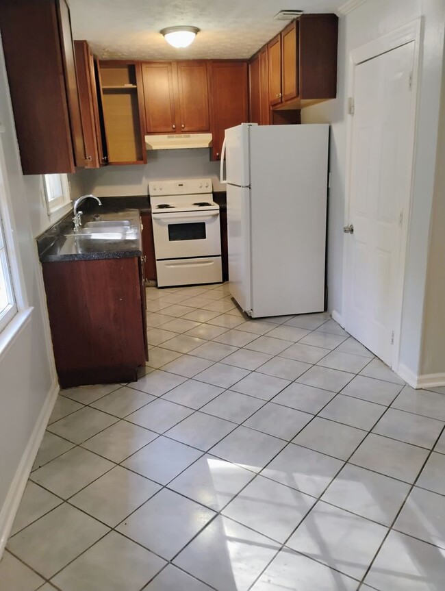 Building Photo - Move In Ready Spacious 3 Bedroom Home Conv...